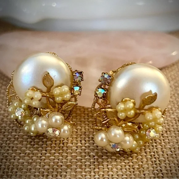 Unsigned Miriam Haskell Vintage Faux Pearl AB Goldtone Floral Earrings - Picture 3 of 14